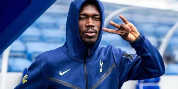 红牌+越位1厘米！十人本菲卡钢铁防线现形，穆帅光明球场决战15年魔咒